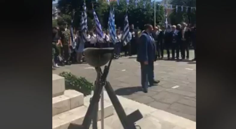«Δεν σας θέλει ο λαός, τον προδότη σας και μπρος» – Αγρια γιούχα στον εκπρόσωπο της Κυβέρνησης στη Δράμα (βίντεο)